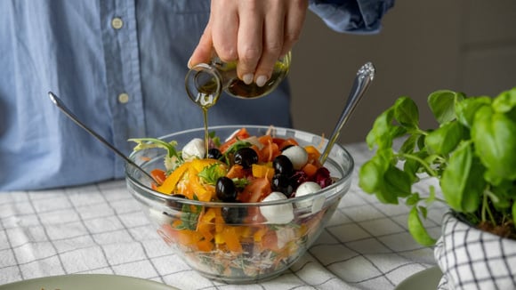 Os chefs espanhóis concordam: "O melhor molho para salada não é apenas azeite e vinagre; fica muito melhor com picles."