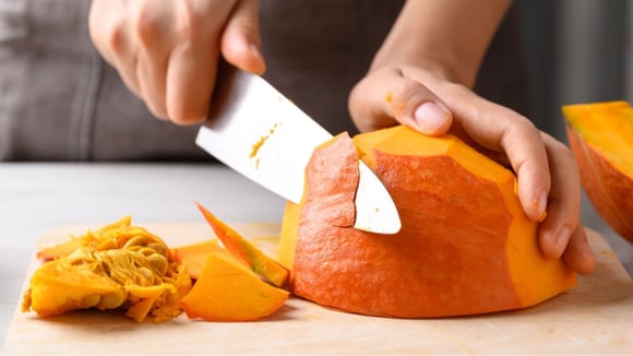 Descascar abóbora não precisa ser difícil, depois que eu aprendi esse truque com um chef nunca mais tive problemas