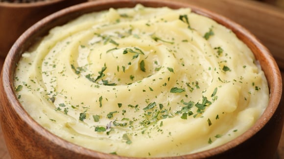 Os chefs concordam: "Um purê de batatas mais cremoso não exige mais manteiga, mas sim uma técnica de amassamento diferente."