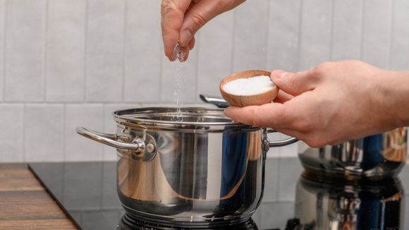 Água com sal ferve mais rápido? Descubra se esse truque de cozinha é mito ou verdade