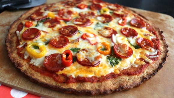 Pizza low carb é minha nova obsessão: faço para substituir o jantar quando quero uma refeição rápida