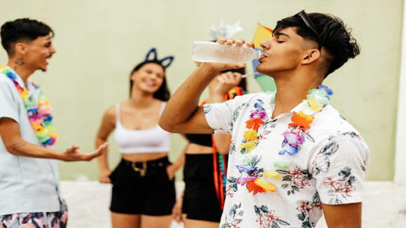 Frequento blocos de Carnaval há mais de 15 anos e essas são as dicas de segurança, hidratação e economia para curtir sem perrengue