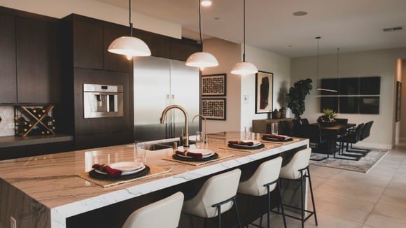 A era da ilha central na cozinha acabou: agora os designers estão apostando nesse layout mais funcional e prático