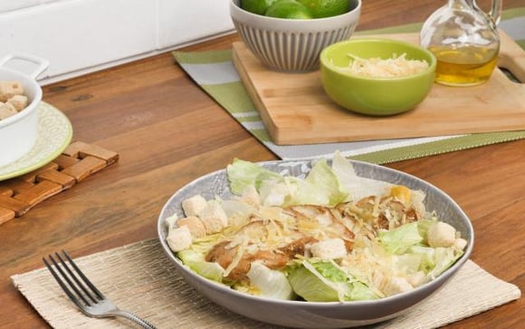 A salada verde com frango é uma opção leve e saudável, mantendo uma boa quantidade de proteínas (Créditos: TudoGostoso)