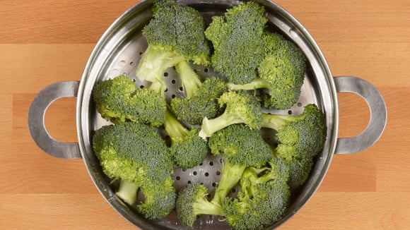 Experimente preparar o brócolis desse jeito na próxima vez (Créditos: Shutterstock)