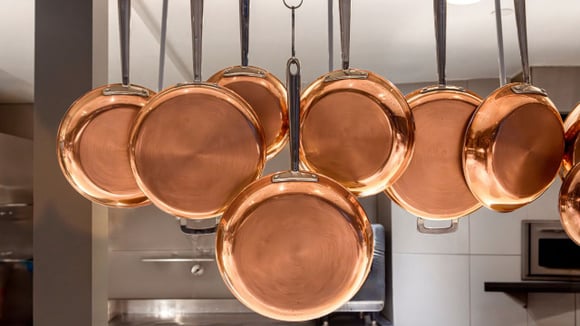 Além da eficiência no fogão, as panelas de cobre também podem colaborar com a decoração da cozinha (Créditos: Shutterstock)