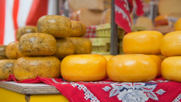 Hoje concilia a produção artesanal na propriedade rural com a rotina de vendas. (Créditos: Canva)