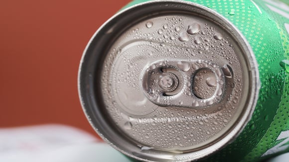 Curiosidades de engenharia: o pequeno detalhe na aba da lata garante que você abra sua bebida com muito menos esforço e mais segurança. (Foto: Shutterstock)