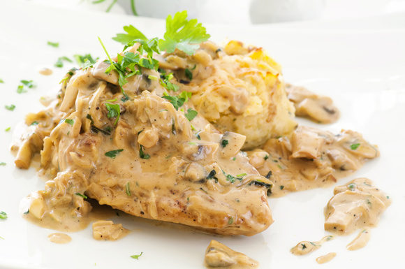 Filé de frango no forno suculento com creme de batata: você precisa incluir essa refeição no seu cardápio semanal