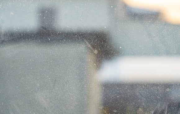 O excesso de detergente também pode deixar o vidro com aspecto esbranquiçado.(créditos: Shutterstock)