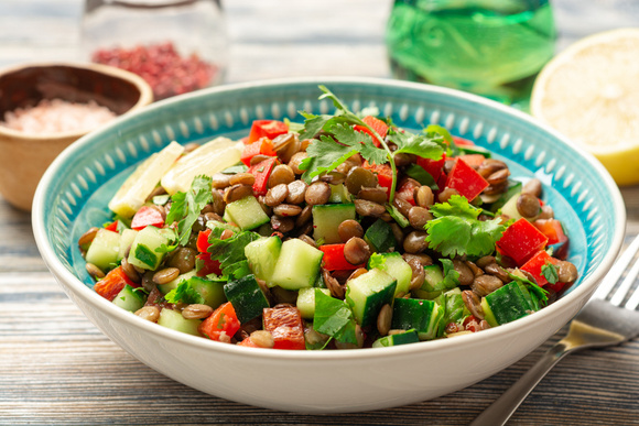 Aposte em saladas de lentilha com tomate e pimentão, ingredientes ricos em vitamina C. (créditos: Shutterstock)