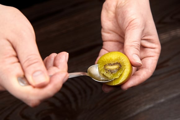 Aurelio Rojas, cardiologista: "Comer dois kiwis verdes uma hora antes de dormir pode reduzir o tempo necessário para adormecer em até 35% e melhorar a qualidade do sono."