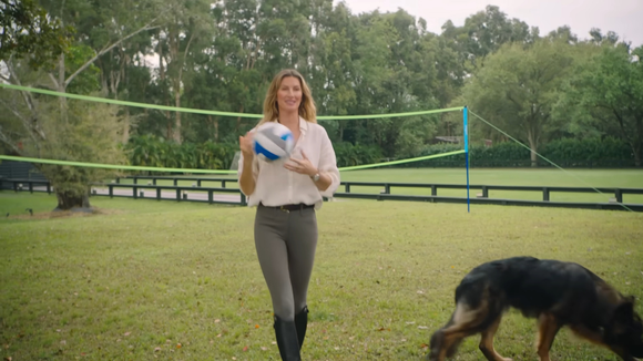 Gisele e a ilha compartilham a paixão pelo vôlei e podem aproveitar a quadra particular da propriedade. (créditos: reprodução/Youtube Vogue)