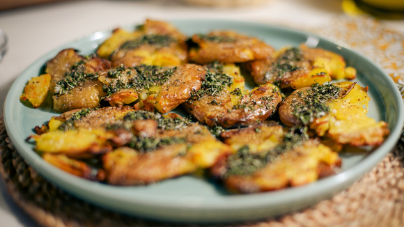 Essas batatas amassadas são tão saborosas que todo mundo que vem à nossa casa quer a receita (rápida e fácil de fazer)