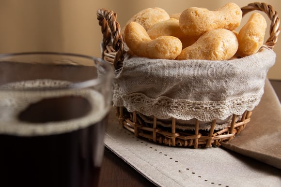 Esse biscoitinho de polvilho caseiro fica crocante, sequinho e muito melhor que o de pacote: aprenda a receita do TudoGostoso!