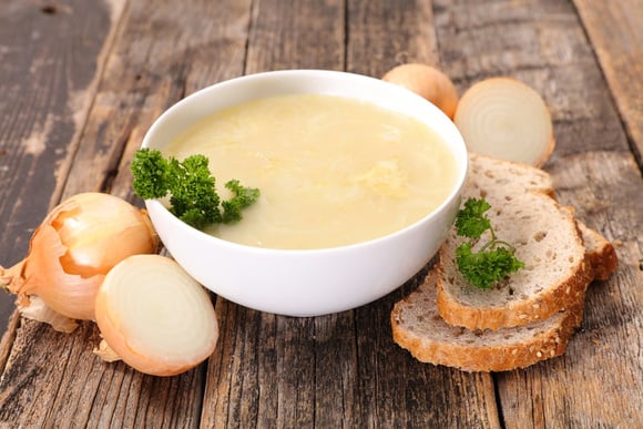 O jantar é a melhor hora do dia para apreciar uma boa sopa de cebola (Créditos: TudoGostoso)