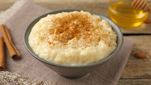 Eu não volto mais para a receita antiga depois que provei essa versão de arroz doce vegano: é muito cremoso e fácil de fazer!