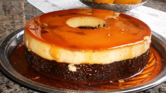 O bolo pudim é a receita do momento e surpreende por combinar duas sobremesas em uma só: aprenda no TudoGostoso