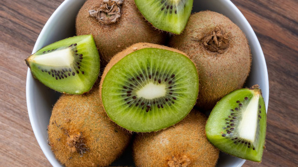 Kiwi é outra fruta que se destaca pela grande quantidade de fibras, vitaminas e minerais (Créditos: Shutterstock)