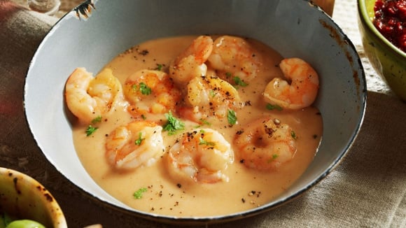 O creme de camarão é um prato fácil de preparar que pode parecer simples à primeira vista, mas deixa a sua refeição ainda mais saborosa (Créditos: Shutterstock)