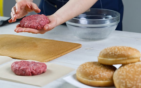 Pouca gente sabe, mas o segredo para o hambúrguer caseiro ficar igual de hamburgueria está nesse detalhe do modo de preparo