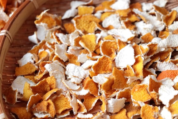 Ferver casca de laranja com cravo: o truque de vó que acaba com o mau cheiro da cozinha e afasta moscas