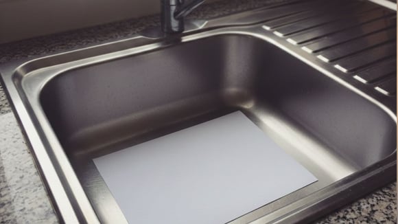Quando saio de casa, sempre coloco um copo e uma folha de papel na pia e fico feliz com a minha esperteza.