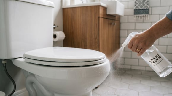Borrifar vinagre na base do vaso sanitário uma vez por semana: por que é recomendado e para que serve
