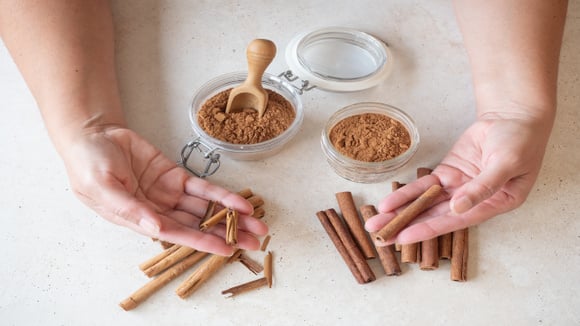 Colocar um pau de canela debaixo do travesseiro: entenda no TudoGostoso o que faz e por que muitos recomendam