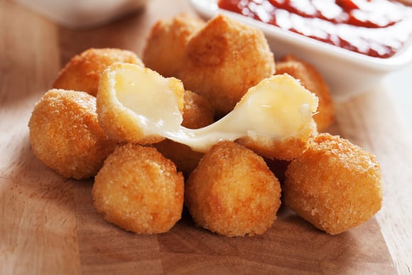 Essa é a bolinha de queijo mais fácil da sua vida! São só três ingredientes, NÃO ESTOURA na panela e também pode fazer na airfryer