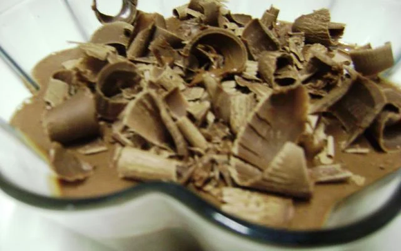 Uma mousse de chocolate rápida é um convite irrecusável (Créditos: TudoGostoso)