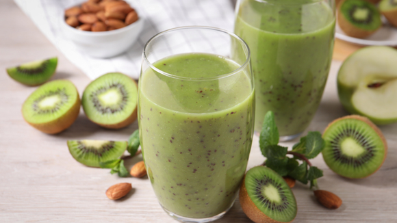 Suco refrescante de kiwi com sementes muito fácil de preparar (Créditos: Shutterstock)