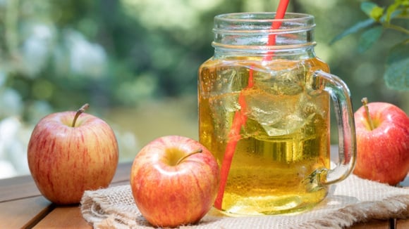 Suco de maçã super refrescante com cubos de gelo servido em copo grande (Créditos: Shutterstock)