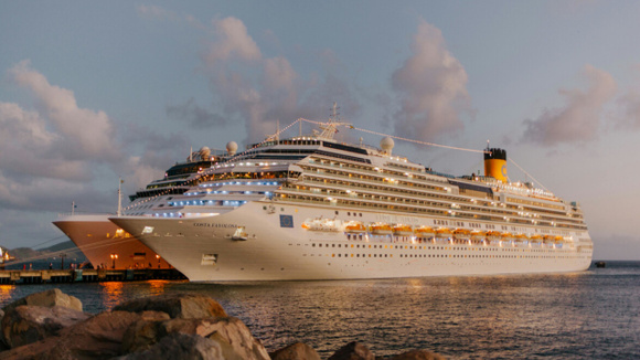O Symphony of the Seas é o maior navio de cruzeiro do mundo. É tão gigantesco que emprega 1.000 pessoas apenas para preparar a comida