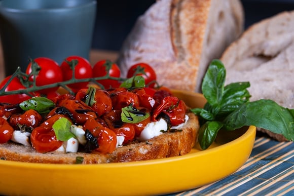 Tomates confitados em casa, muito melhor que de restaurantes caros: TudoGostoso ensina como preparar esse acompanhamento com poucos ingredientes