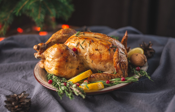 Como fazer suculento frango assado com limão, uma receita deliciosa e fácil com um toque de alecrim para sua ceia de Natal