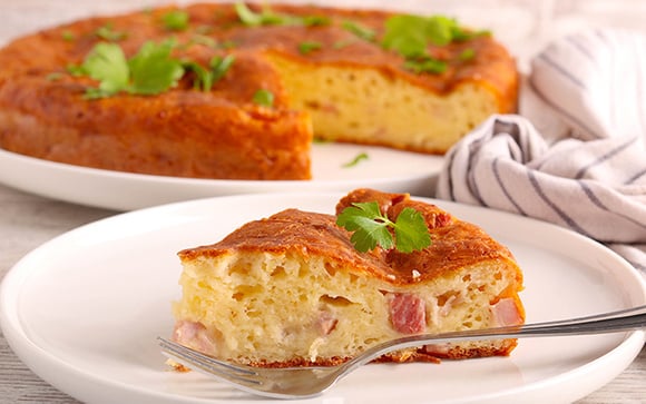 Bolo salgado feito no liquidificador é a receita perfeita para quem busca praticidade: veja como deixar a massa fofinha no TudoGostoso