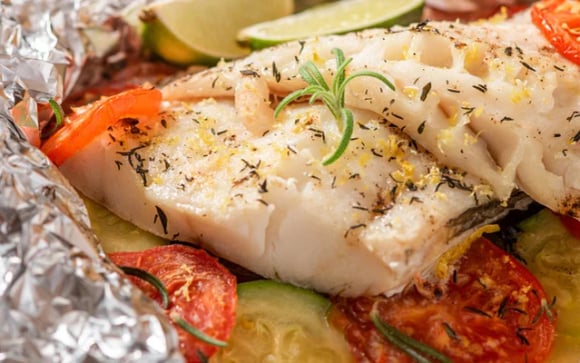 O cação é um peixe diferente, mas que fica uma delícia preparado no forno (Créditos: TudoGostoso)