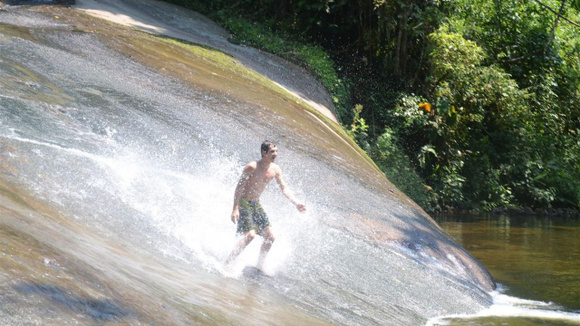 Cachoeira do Tobogã é uma experiência deliciosamente divertida. (Crédito: Ricardo Gaspar/ Divulgação - Paraty)