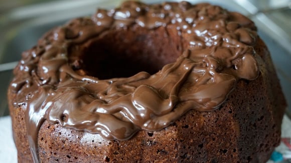 Esse bolo de chocolate amargo faz o maior sucesso lá em casa toda vez que eu preparo!