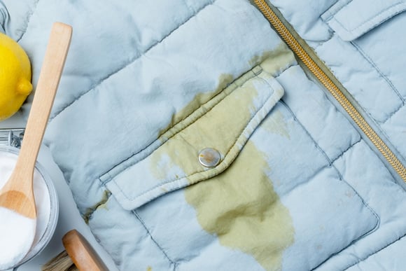 Flávia Ferrari, especialista em dicas domésticas, revela: "A proporção exata de sal e bicarbonato para remover manchas amareladas das roupas brancas."