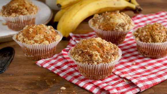 Muffins de banana com cobertura crocante prontos em 20 minutos: chef revela o segredo da massa perfeita