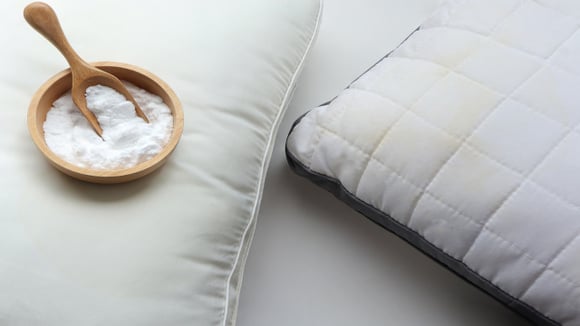 A limpeza localizada preserva a espuma viscoelástica e elimina a sujeira acumulada. (Foto: Shutterstock)