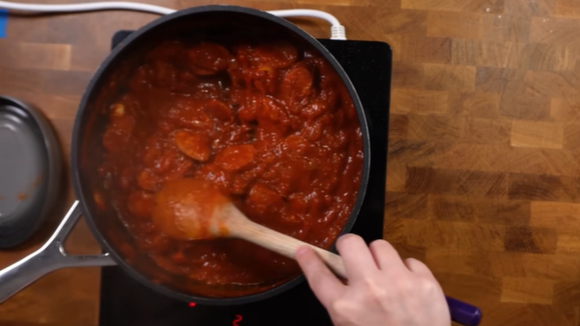 Molho de tomate e calabresa para a macarronada. (créditos: Reprodução/Youtube Ana Zambrin)