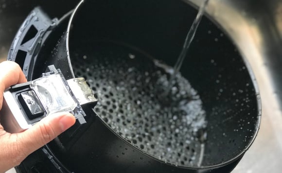 Pode colocar água dentro da airfryer? O que acontece se o fundo molhar?