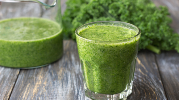 Suco de couve feito apenas com o vegetal em copo de vidro (Créditos: Shutterstock)