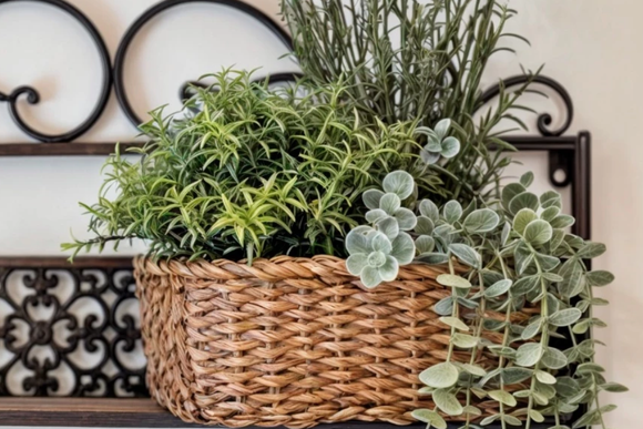 Cesto de palha multitarefas para decorar o seu quarto (Divulgação: Shopee).