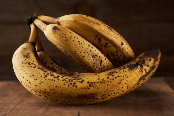 Adeus banana preta: a fruta vai durar muito mais se você armazená-la com esse item de cozinha que todo mundo tem em casa