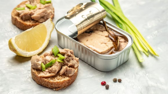 Com longa durabilidade e práticas de usar, existem diferentes tipos de comida enlatada (Créditos: Shutterstock)