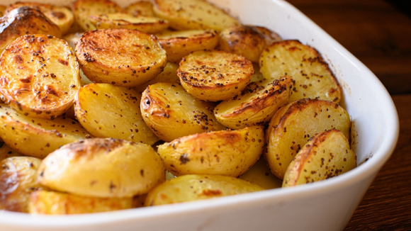 Minhas batatas assadas ficaram muito mais crocantes depois que passei a usar este ingrediente: agora só faço assim